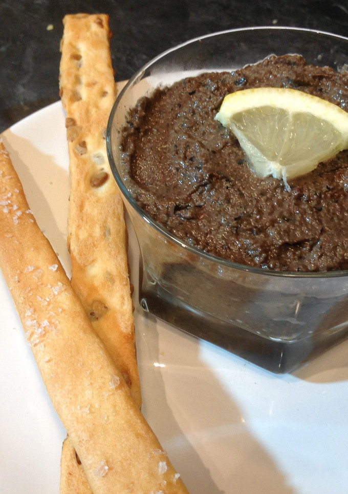 Una foto de Olivada (paté de aceitunas negras)