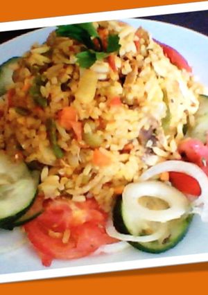 Una foto de Arroz salteado con vegetales y aceitunas