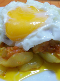 Una foto de Pisto con huevos