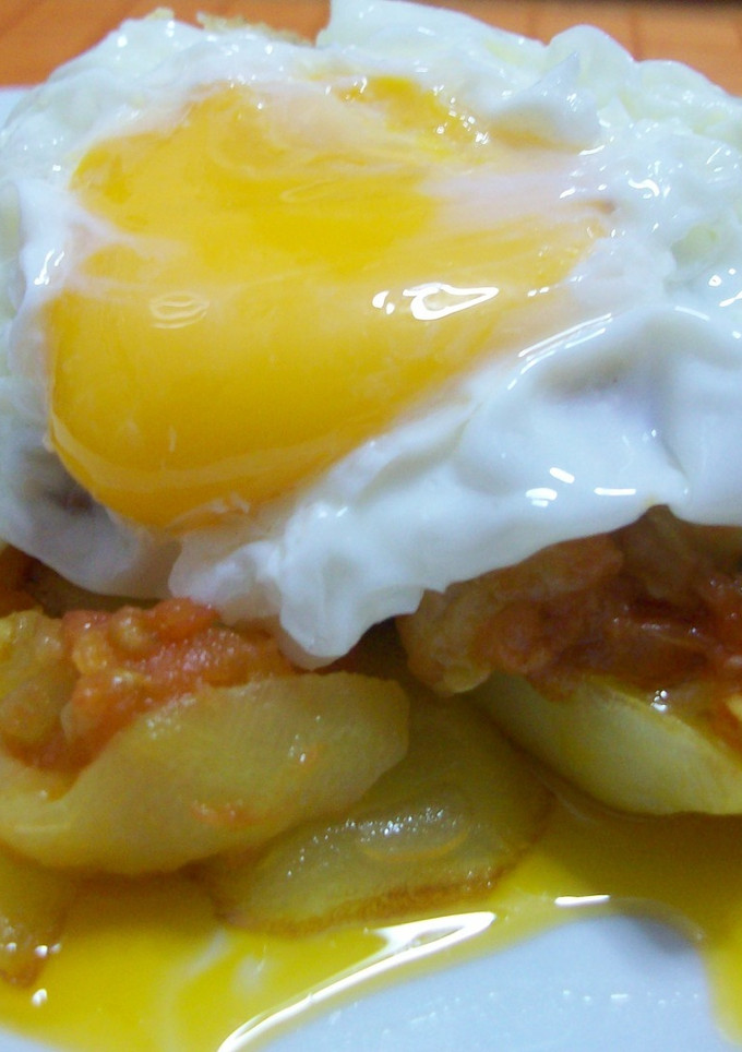 Una foto de Pisto con huevos