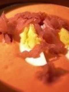 Una foto de Salmorejo con jamón y huevos duros