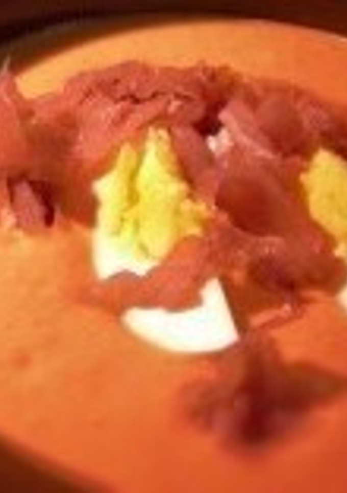Una foto de Salmorejo con jamón y huevos duros