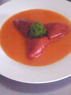 Una foto de Pimientos del piquillo rellenos de bacalao en salsa de tomate