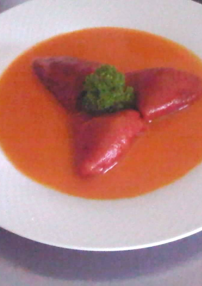 Una foto de Pimientos del piquillo rellenos de bacalao en salsa de tomate