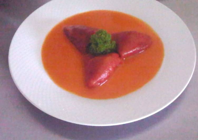 Pimientos del piquillo rellenos de bacalao en salsa de tomate