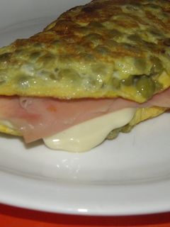 Una foto de Omelette de arvejas con jamón y queso