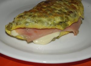Una foto de Omelette de arvejas con jamón y queso