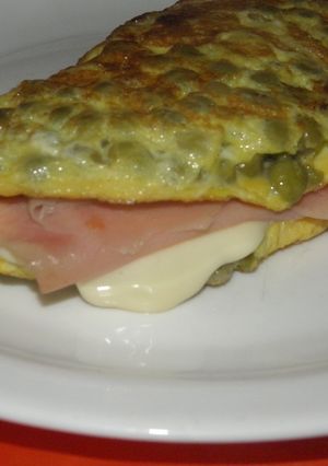 Una foto de Omelette de arvejas con jamón y queso