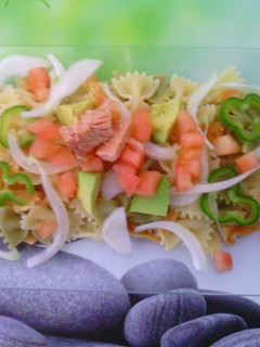 Una foto de Ensalada de pasta con aguacate