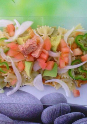 Una foto de Ensalada de pasta con aguacate