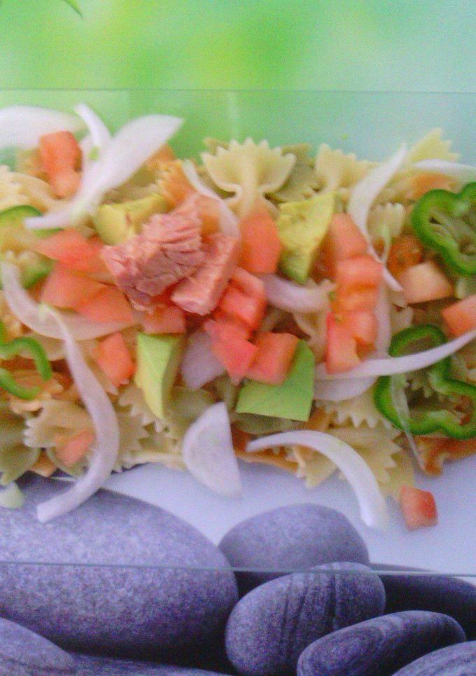 Una foto de Ensalada de pasta con aguacate