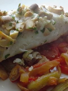 Una foto de Lomos de merluza con pimientos y champiñones