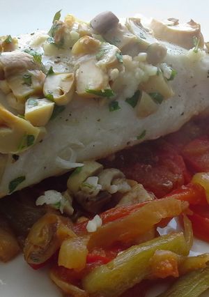 Una foto de Lomos de merluza con pimientos y champiñones