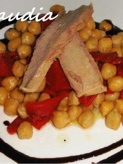 Una foto de Ensalada templada de garbanzos con ventresca