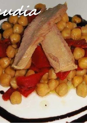 Una foto de Ensalada templada de garbanzos con ventresca