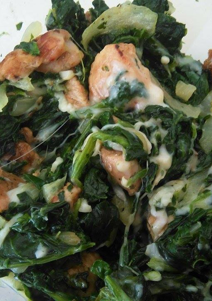 Una foto de Salteado de espinacas con pavo gratinadas