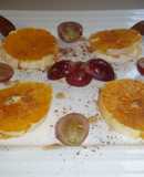 Postre de naranja, uvas y dátiles con canela