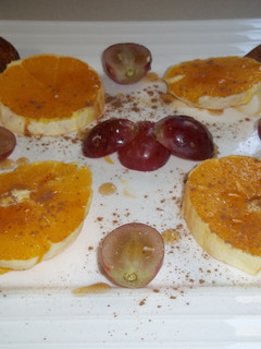 Una foto de Postre de naranja, uvas y dátiles con canela