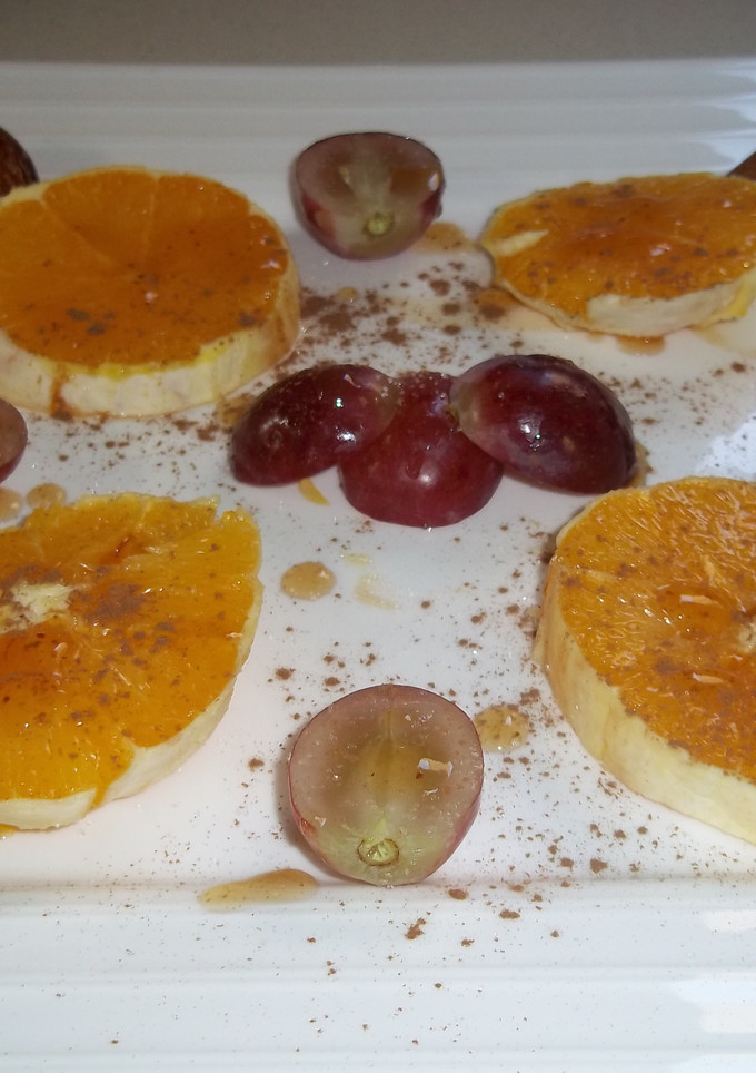 Una foto de Postre de naranja, uvas y dátiles con canela