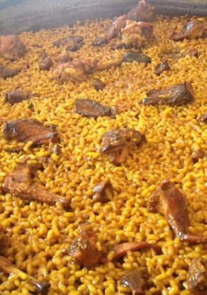 Una foto de Arroz con conejo
