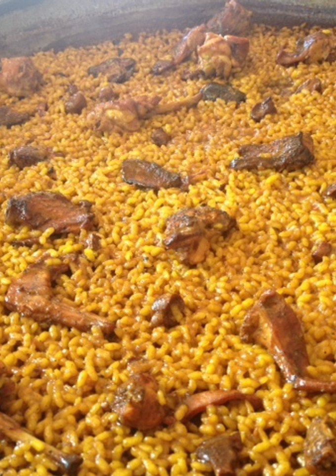 Una foto de Arroz con conejo