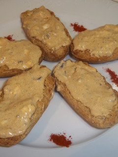 Una foto de Panecillos tostados con salsa de mejillones