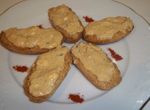 Una foto de Panecillos tostados con salsa de mejillones