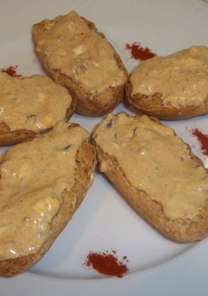 Una foto de Panecillos tostados con salsa de mejillones