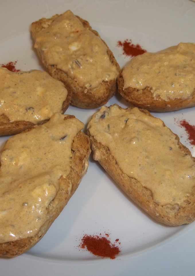 Una foto de Panecillos tostados con salsa de mejillones