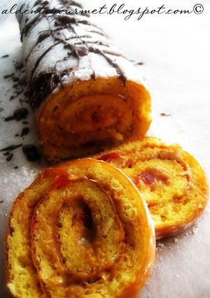 Una foto de Pionono con dulce de leche, coco y cerezas