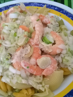 Una foto de Ensalada de pasta con langostinos
