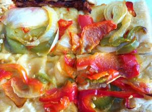 Una foto de Pizza con sofrito de verduras