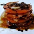 Tapa de salmón con tomate y cebolla caramelizada