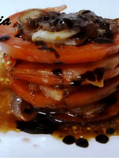 Una foto de Tapa de salmón con tomate y cebolla caramelizada