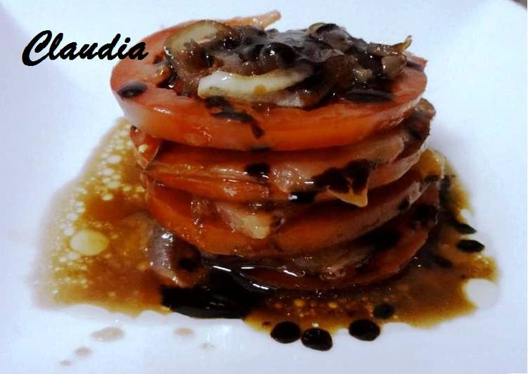 Tapa de salmón con tomate y cebolla caramelizada