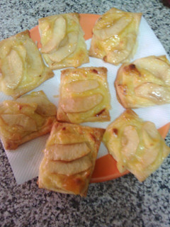 Una foto de Pastelitos de crema pastelera y manzana