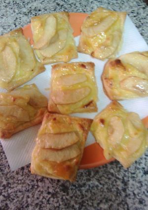 Una foto de Pastelitos de crema pastelera y manzana