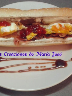 Una foto de Bocata de bacon con mermelada de pimientos