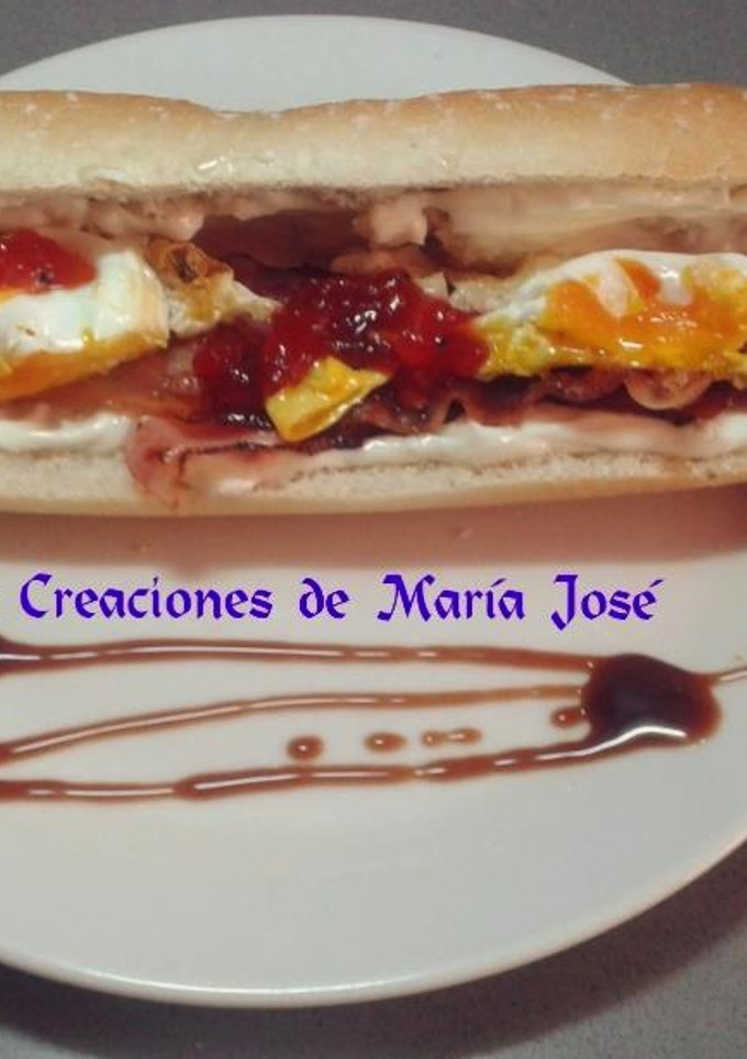 Una foto de Bocata de bacon con mermelada de pimientos