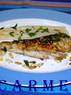 Una foto de Merluza con piñones y sésamo