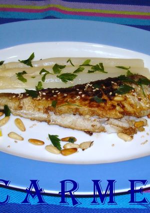 Una foto de Merluza con piñones y sésamo