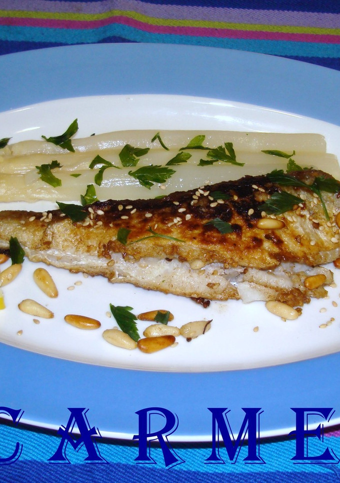 Una foto de Merluza con piñones y sésamo