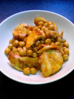 Una foto de Wok de garbanzos con pulpo al ajillo