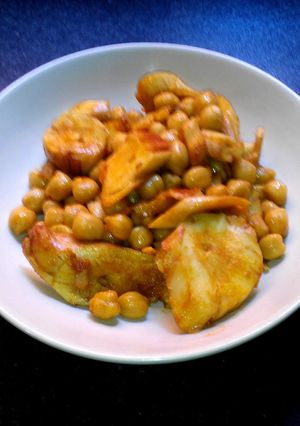 Una foto de Wok de garbanzos con pulpo al ajillo