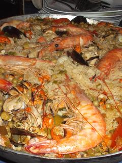 Una foto de Paella a la leña