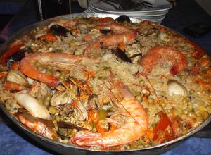 Una foto de Paella a la leña