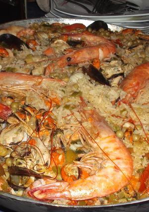 Una foto de Paella a la leña