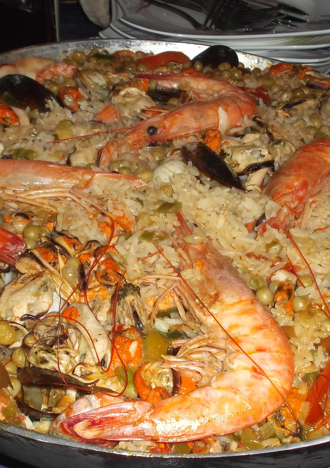 Una foto de Paella a la leña