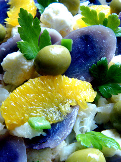 Una foto de Ensalada de patatas vitelotte y bacalao