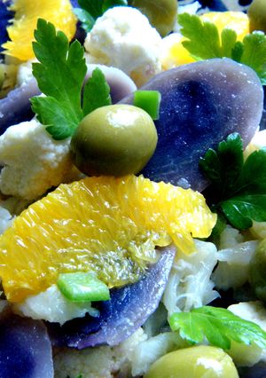 Una foto de Ensalada de patatas vitelotte y bacalao